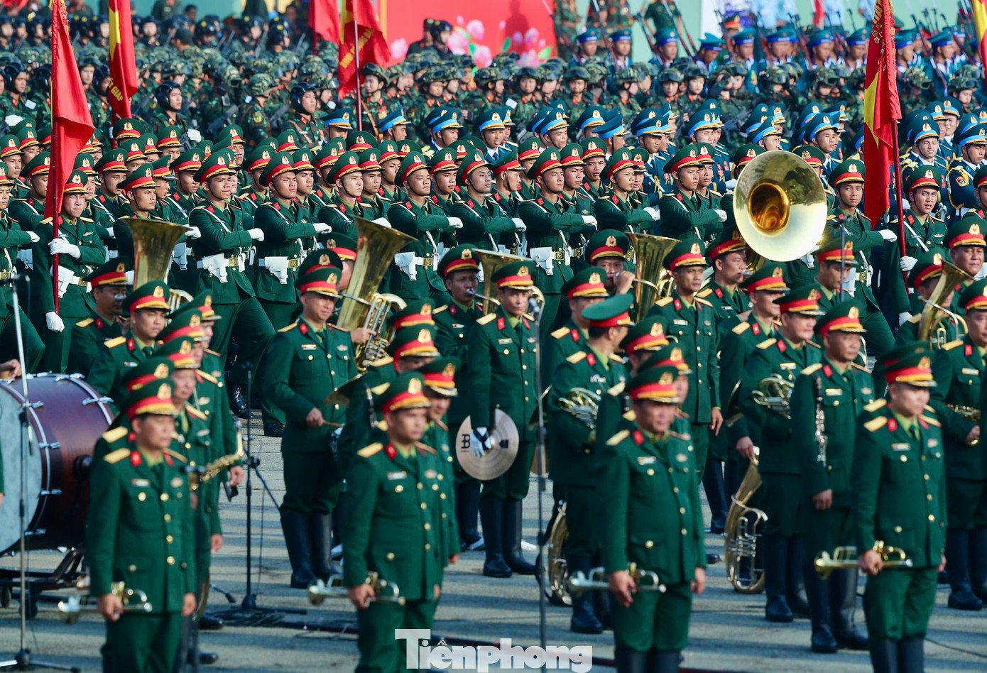 Khối quân nhạc tham gia diễu binh, diễu hành.