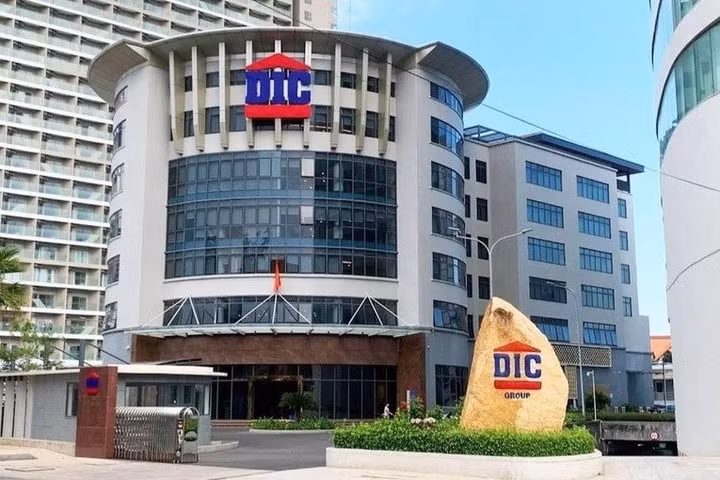 DIC Corp muốn chào bán 150 triệu cổ phiếu với giá 12.000 đồng/cổ phiếu để huy động 1.800 tỷ đồng. DIC Corp muốn chào bán 150 triệu cổ phiếu với giá 12.000 đồng/cổ phiếu để huy động 1.800 tỷ đồng.
