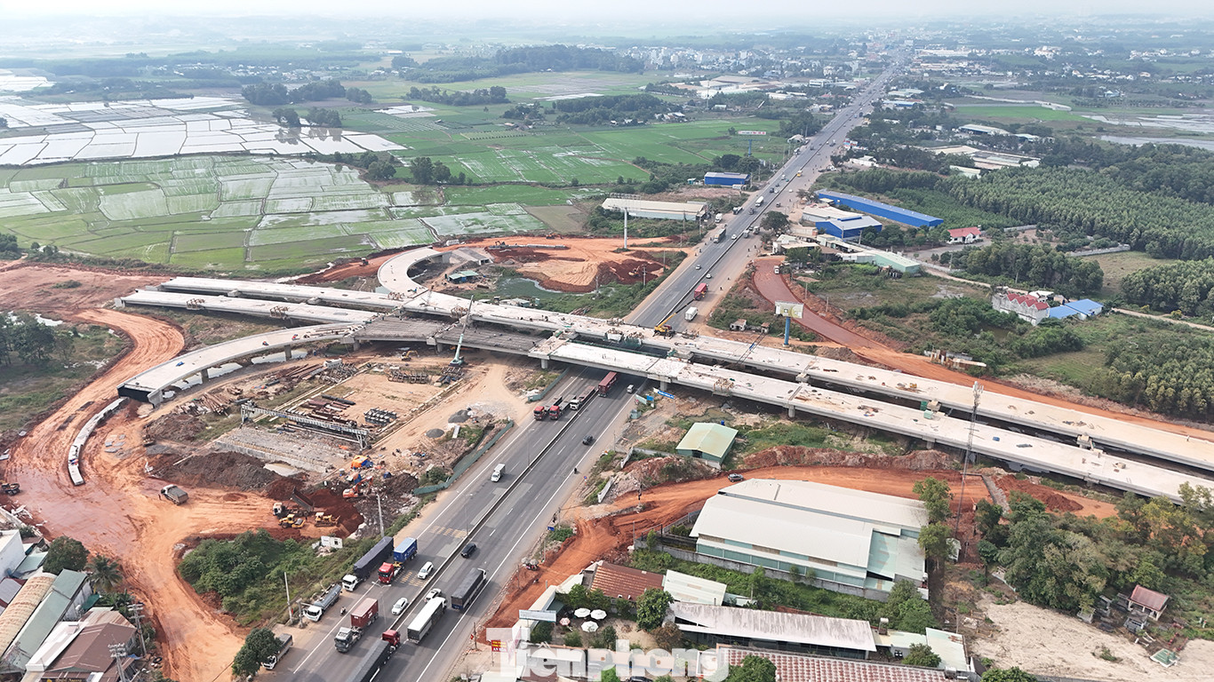 Đơn vị thi công đã hoàn thành hạng mục gác dầm tại nút giao tuyến T1 và quốc lộ 51. Đây là nút giao có mật độ giao thông đông đúc, do đó nhà thầu phải thi công vào ban đêm có lực lượng chức năng hỗ trợ phân luồng các phương tiện lưu thông qua đây.