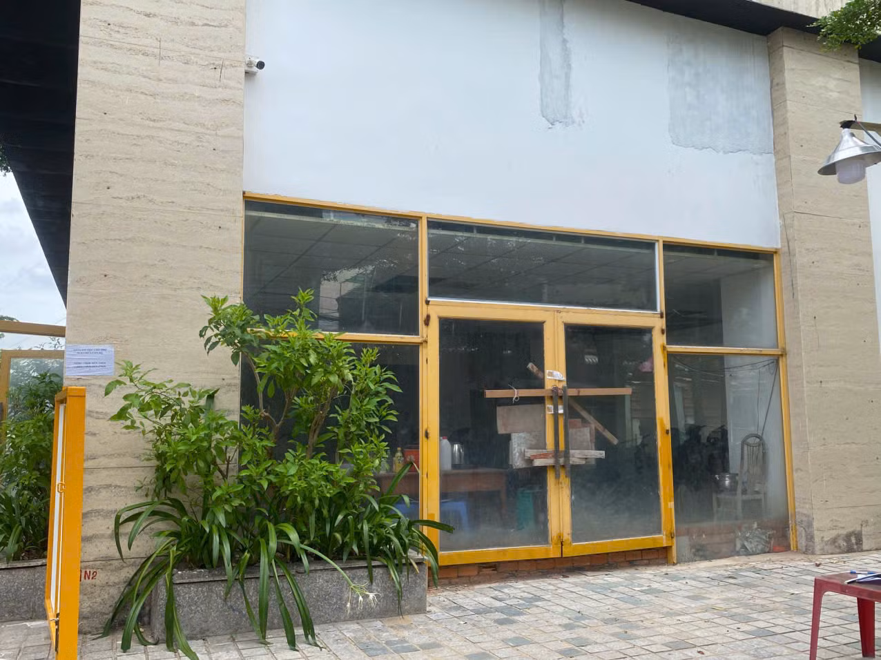 Một căn shophouse được chắp vá, đóng cửa tạm bợ.