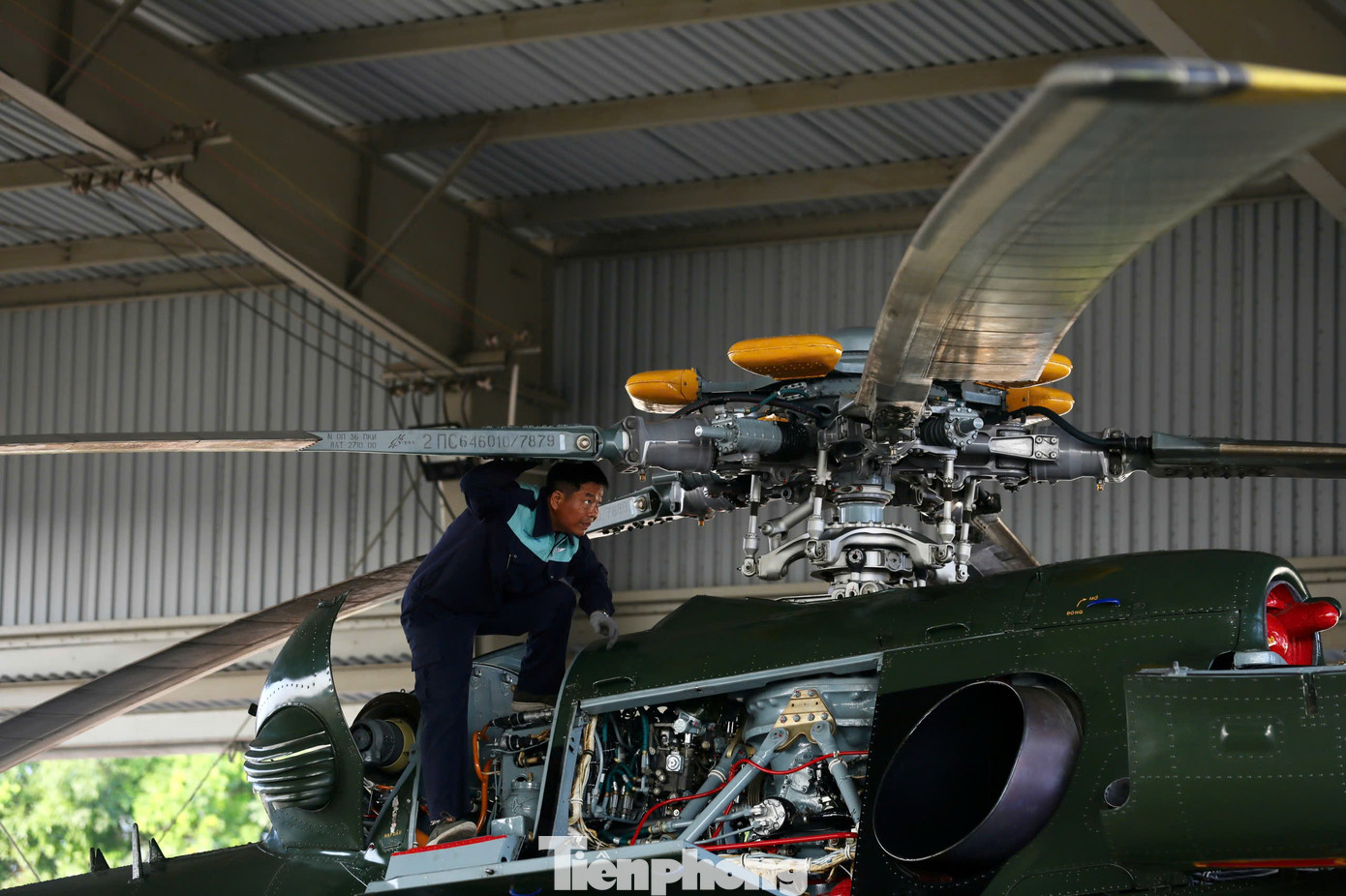 Từng chi tiết nhỏ nhất đều được các nhân viên kỹ thuật kiểm tra kỹ lưỡng.