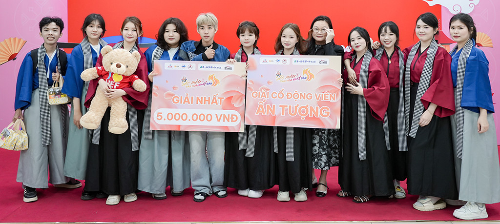 Trao giải cho đội đạt giải Nhất. Trao giải cho đội đạt giải Nhất.