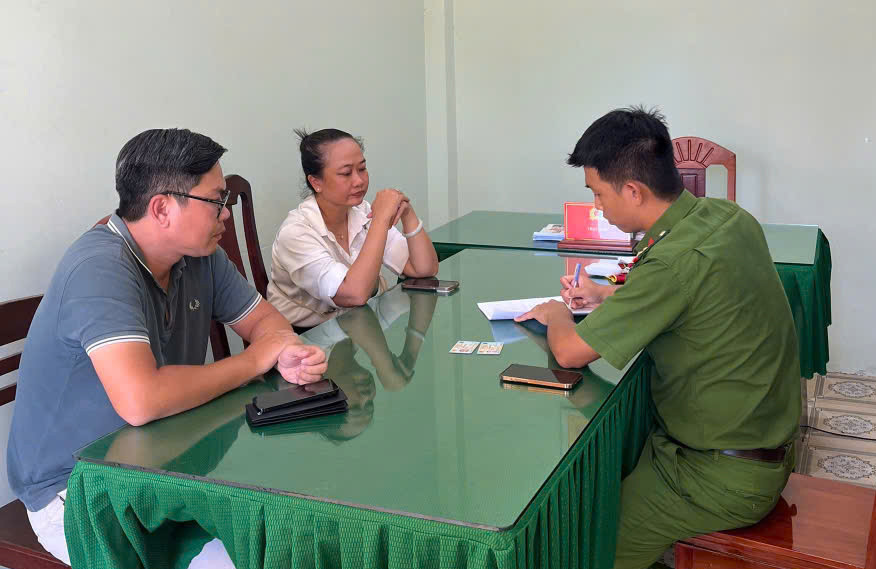 Chị Trần Thị Duyên và anh Mai Hữu Phúc làm việc liên quan đến chuyển nhầm số tiền 1 tỷ đồng tại Công an phường Mũi Né. Chị Trần Thị Duyên và anh Mai Hữu Phúc làm việc liên quan đến chuyển nhầm số tiền 1 tỷ đồng tại Công an phường Mũi Né.