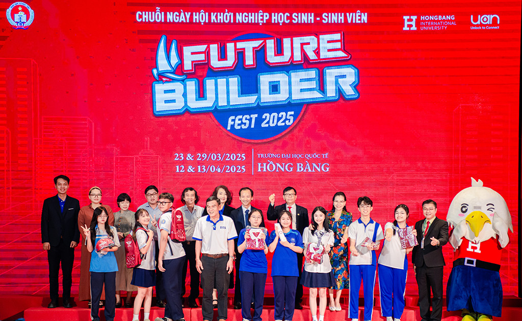 Trường ĐH Quốc tế Hồng Bàng tặng quà cho các bạn học sinh.