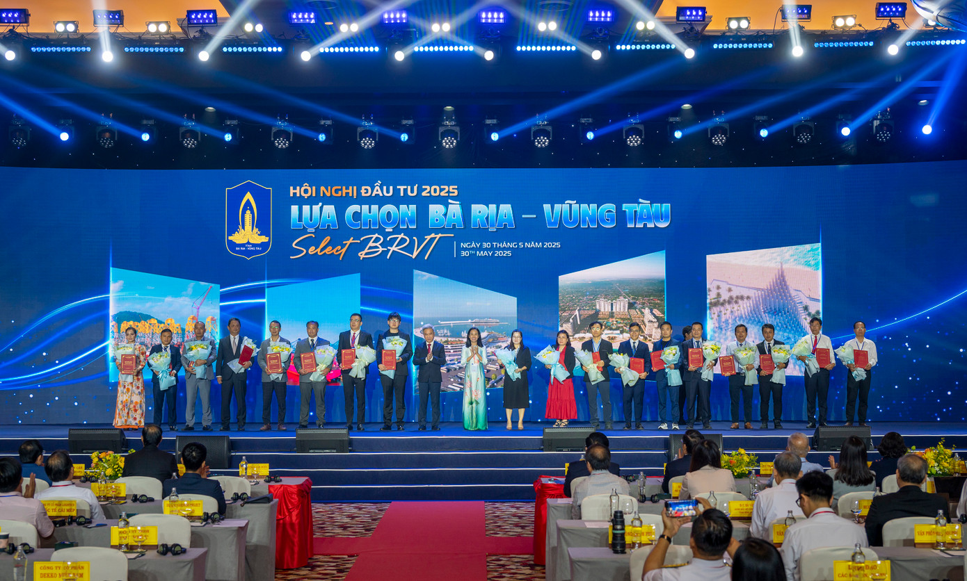 Lãnh đạo tỉnh Bà Rịa - Vũng Tàu trao giấy chứng nhận đầu tư cho doanh nghiệp tại hội nghị.