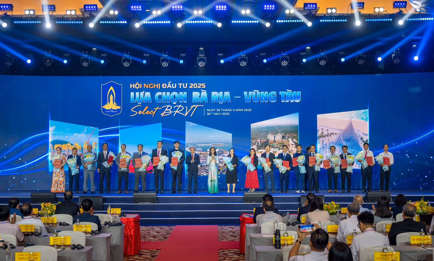 Lãnh đạo tỉnh Bà Rịa - Vũng Tàu trao giấy chứng nhận đầu tư cho doanh nghiệp tại hội nghị.