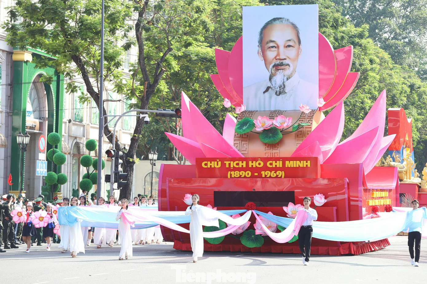 Khối xe rước chân dung Chủ tịch Hồ Chí Minh tại buổi tổng duyệt cấp Nhà nước.