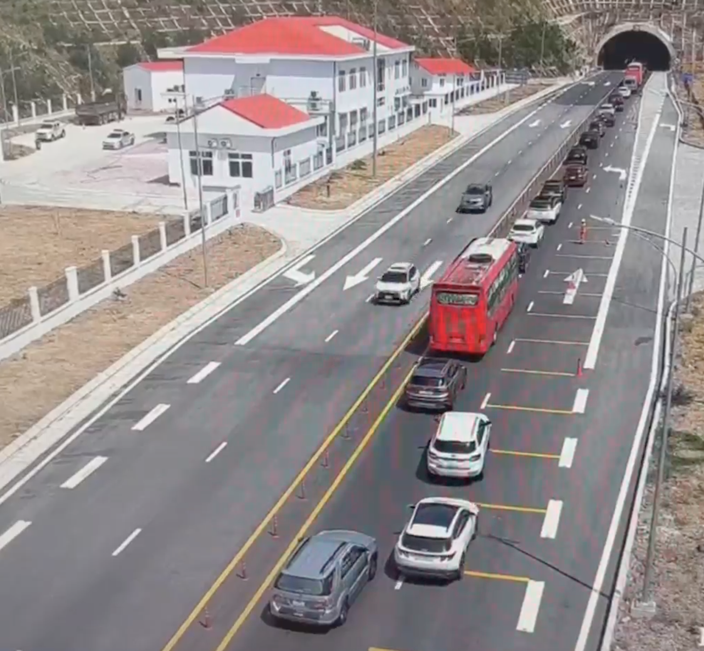 Các phương tiện xếp hàng dài, di chuyển chậm qua hầm Núi Vung theo hướng Nam - Bắc.