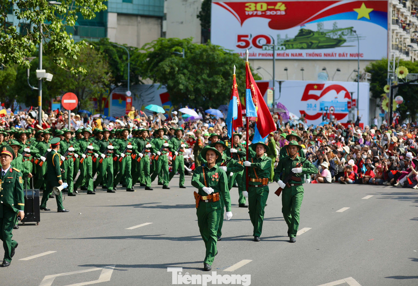 Khối Chiến sĩ Giải phóng quân di chuyển theo lộ trình đường Nam Kỳ Khởi Nghĩa - Lê Lợi - Nguyễn Thị Nghĩa - Ngã 6 Phù Đổng Thiên Vương - Cách Mạng Tháng 8. Các lực lượng tại hướng này tập kết ở Công viên Tao Đàn.