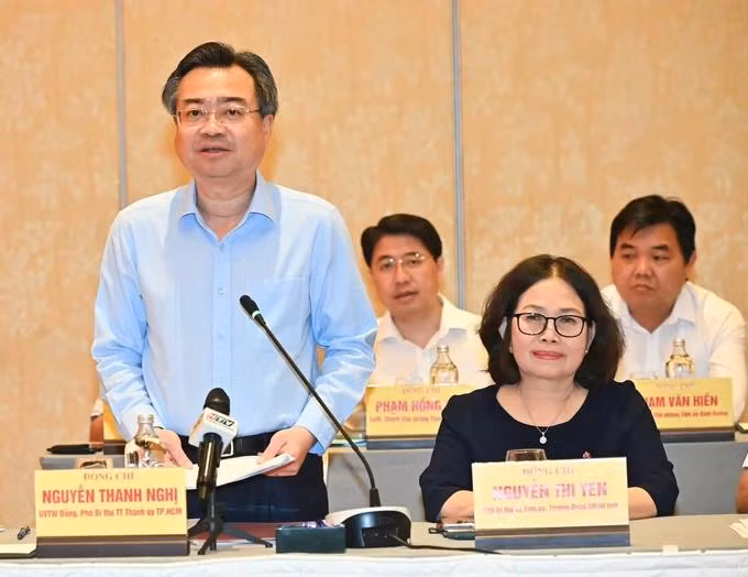 Phó bí thư Thường trực Thành ủy TPHCM Nguyễn Thanh Nghị báo cáo công tác triển khai, phối hợp và tiến độ thực hiện đề án sắp xếp, sáp nhập tại hội nghị. Ảnh: SGGP.