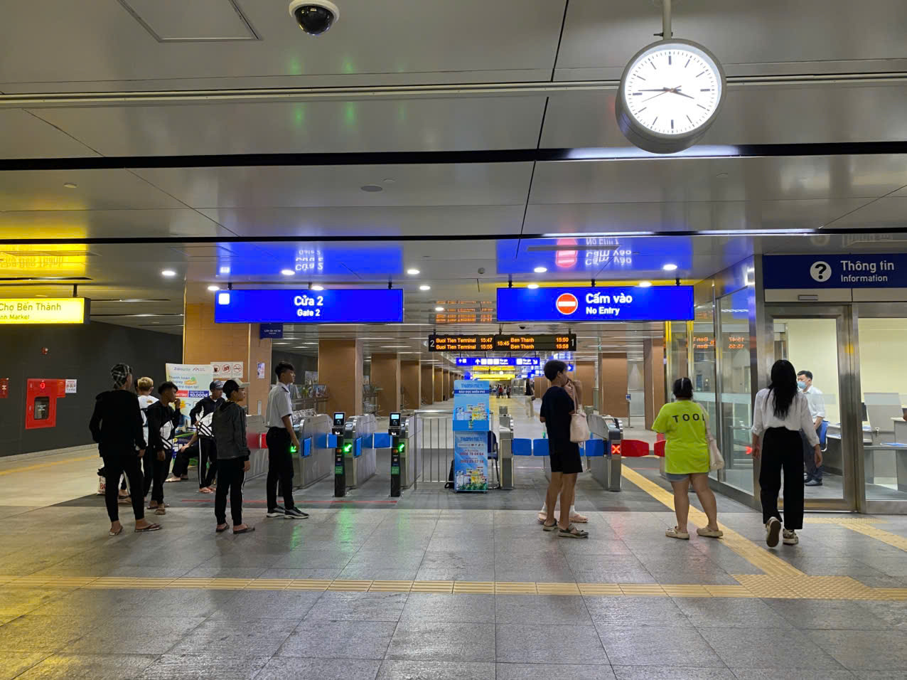 Hành khách xếp hàng phía trước cửa vào tuyến metro số 1.