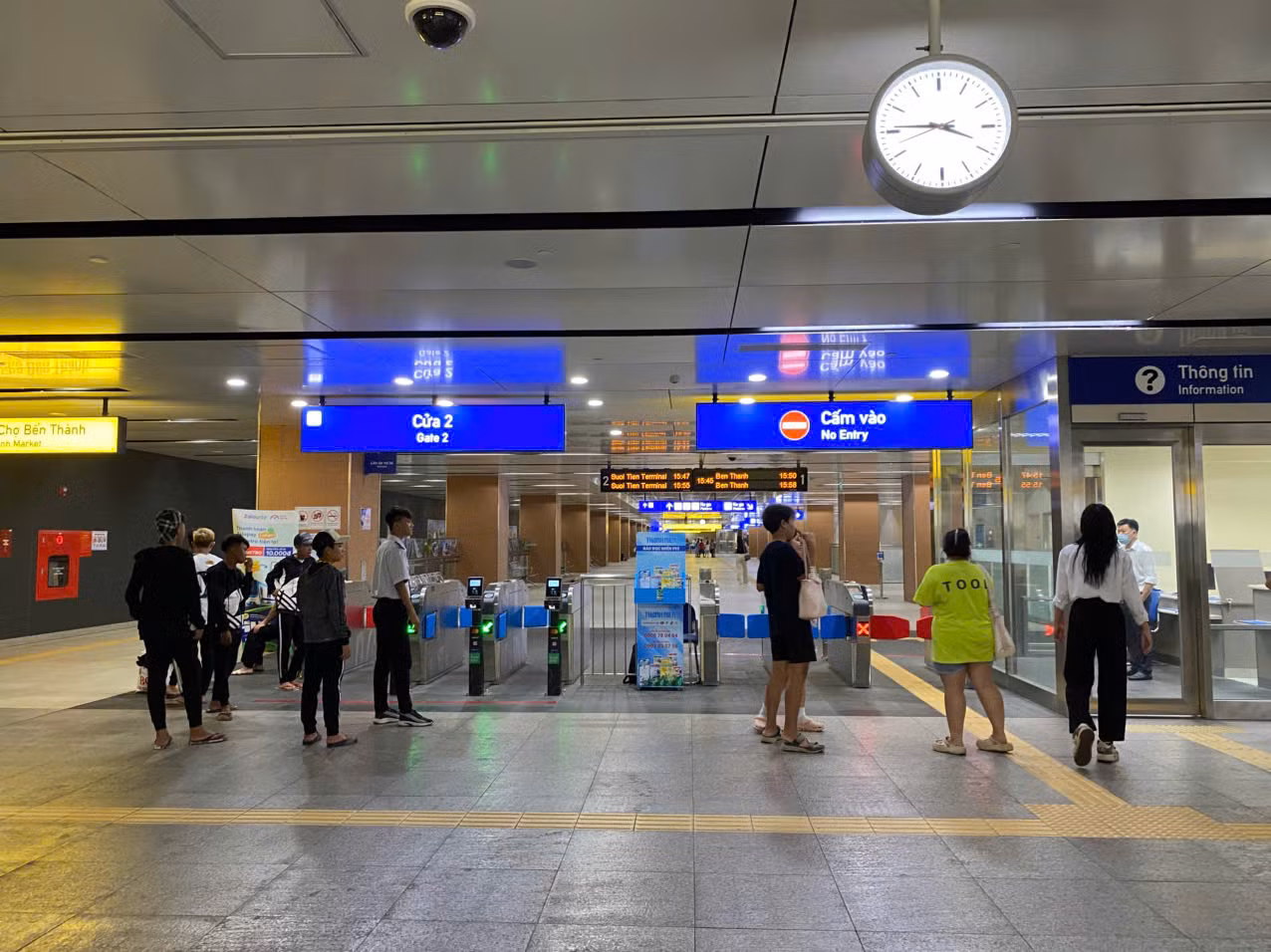 Hành khách xếp hàng phía trước cửa vào tuyến metro số 1.