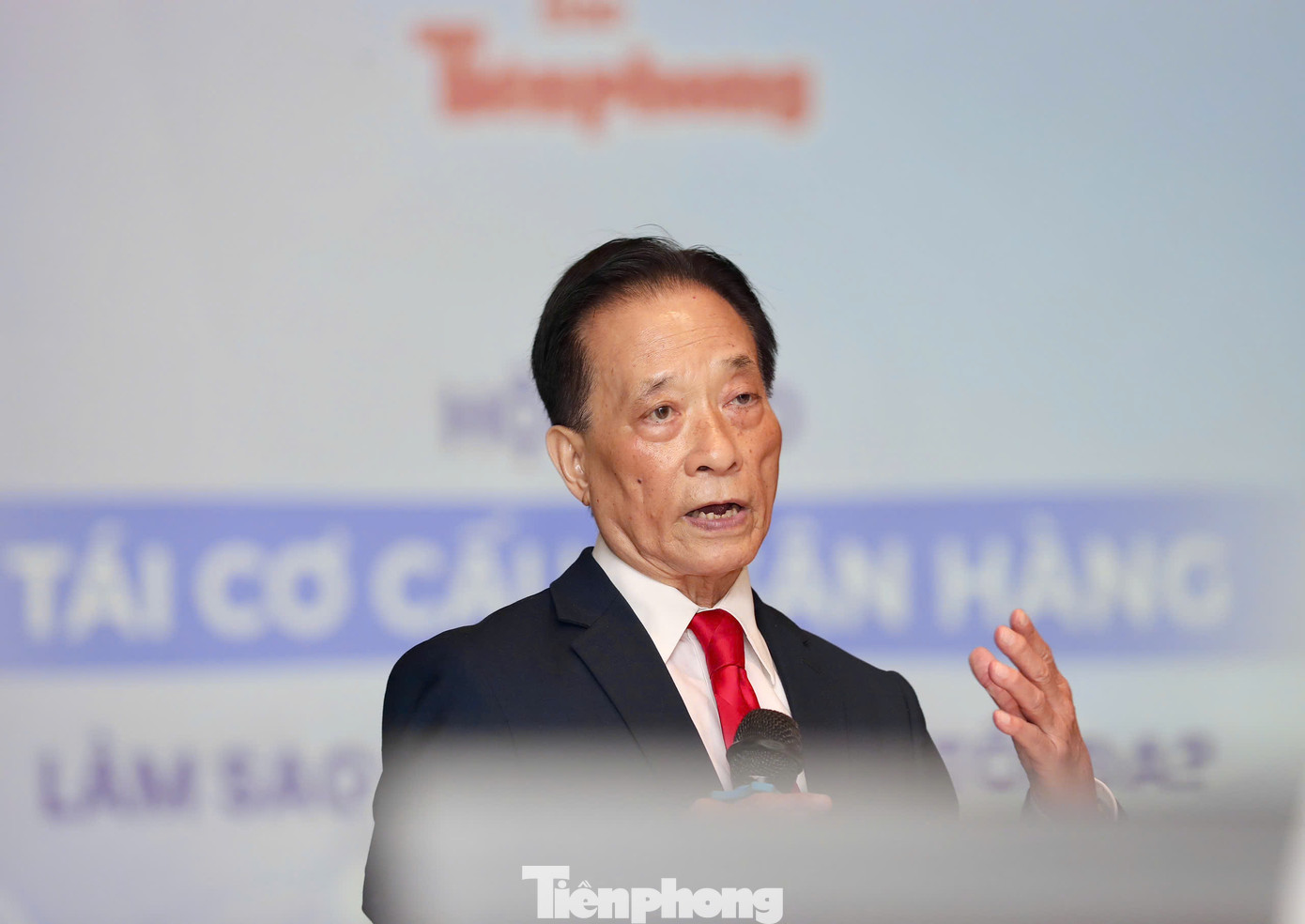 Ông Hiếu cho rằng, để chuyển giao cũng như tái cơ cấu ngân hàng yếu kém hiệu quả, cần thiết phải “cắt bỏ” được lợi ích chéo. Ông Hiếu cho rằng, để chuyển giao cũng như tái cơ cấu ngân hàng yếu kém hiệu quả, cần thiết phải “cắt bỏ” được lợi ích chéo.