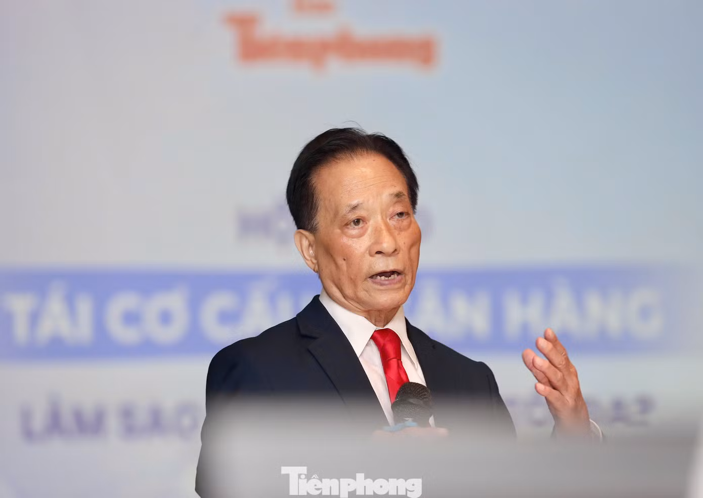 TS Nguyễn Trí Hiếu lo ngại vấn đề về minh bạch và tuân thủ các nguyên tắc tài chính khi các ngân hàng nhận sáp nhập có ưu đãi lớn.