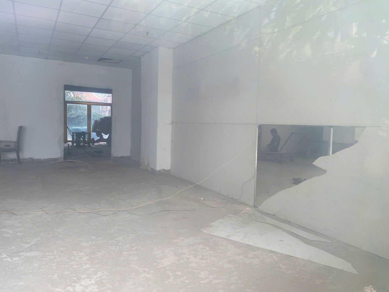 Ông L.V.T. (ngụ quận Gò Vấp, TPHCM) cho biết, năm 2021, ông ký hợp đồng với chủ đầu tư dự án Tổ hợp Nhà ở - Nhà ở Xã hội Tân Bình Apartment mua căn shophouse với giá hơn 3,5 tỷ đồng. Hợp đồng ghi rõ, thời gian bàn giao thực tế vào ở là tháng 6/2021. Tuy nhiên phía chủ đầu tư không thực hiện như cam kết.