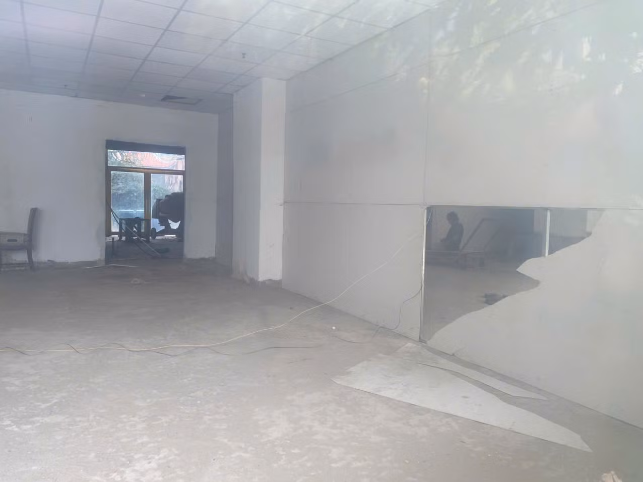 Ông L.V.T. (ngụ quận Gò Vấp, TPHCM) cho biết, năm 2021, ông ký hợp đồng với chủ đầu tư dự án Tổ hợp Nhà ở - Nhà ở Xã hội Tân Bình Apartment mua căn shophouse với giá hơn 3,5 tỷ đồng. Hợp đồng ghi rõ, thời gian bàn giao thực tế vào ở là tháng 6/2021. Tuy nhiên phía chủ đầu tư không thực hiện như cam kết.