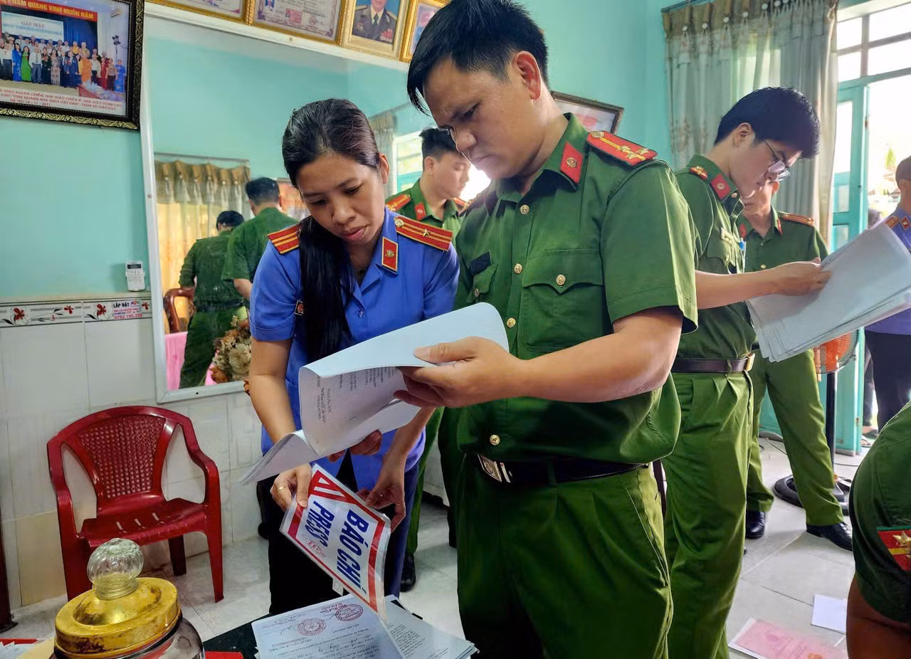 Lực lượng chức năng khám xét chỗ ở đối với Trần Đình Toan.