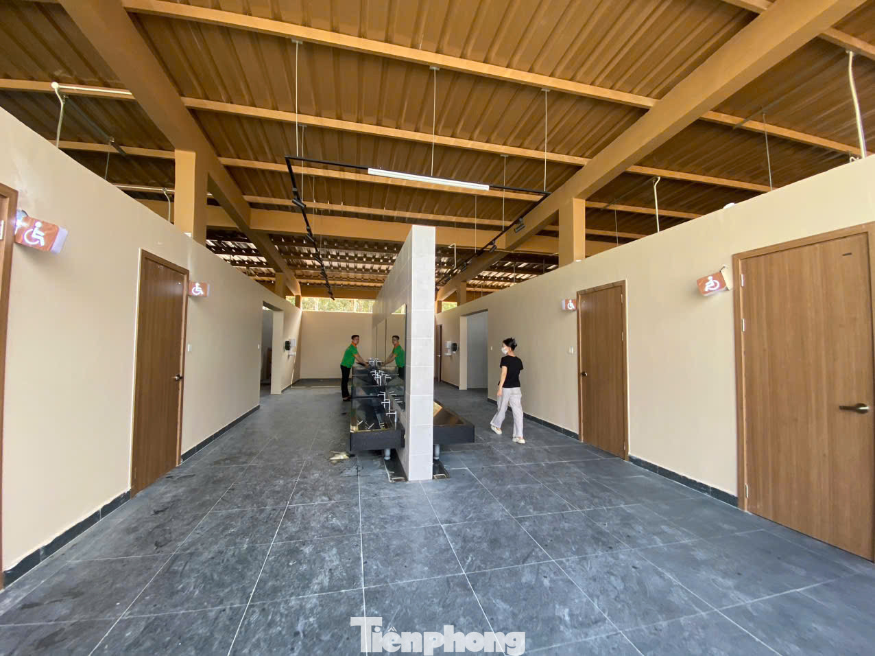 Nhà vệ sinh khá rộng, sạch sẽ.