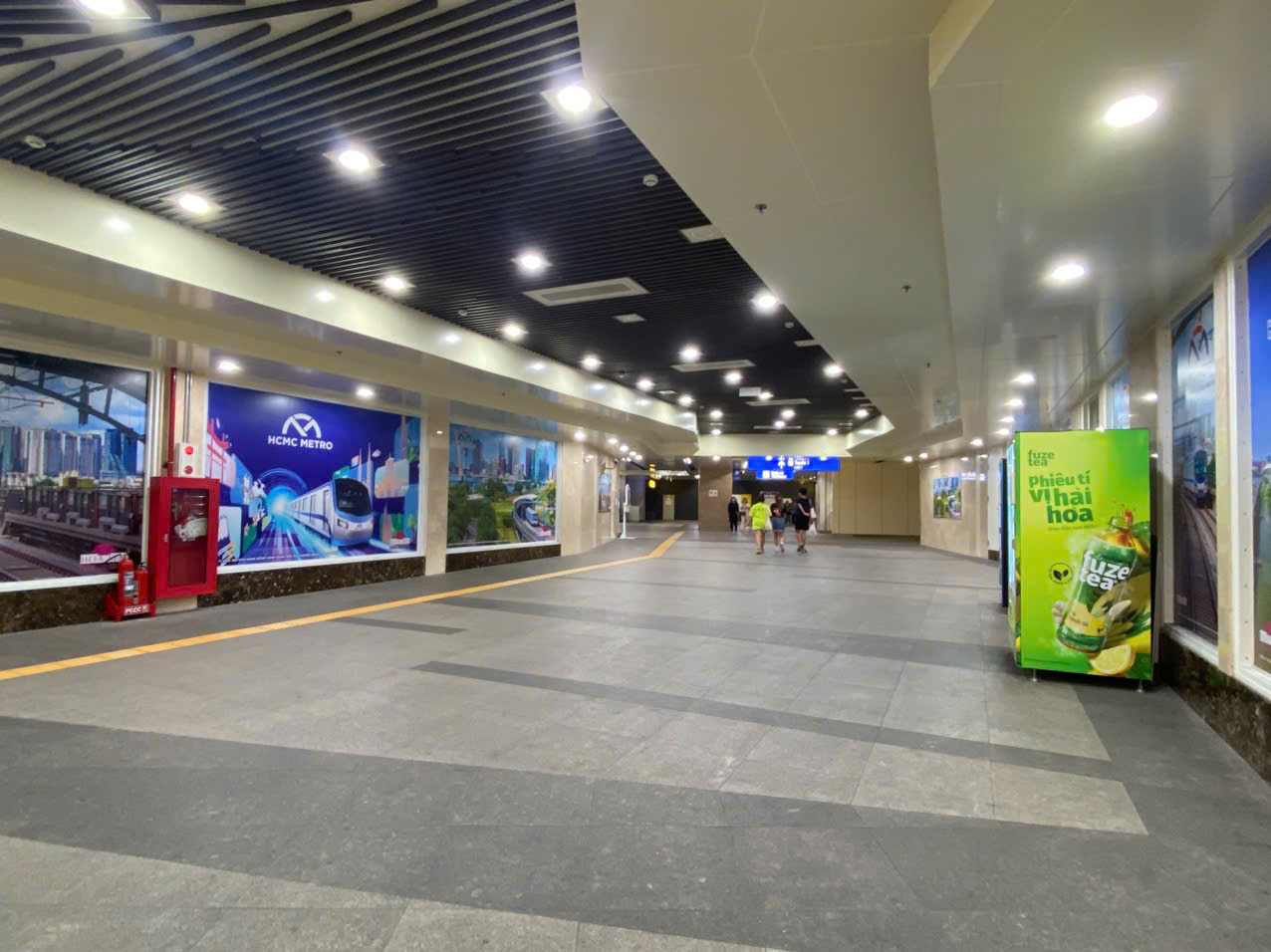 Sau khi bước xuống lối số 4 của ga Nhà hát TPHCM, tuyến metro số 1, du khách tiếp tục di chuyển để vào bên trong ga metro.