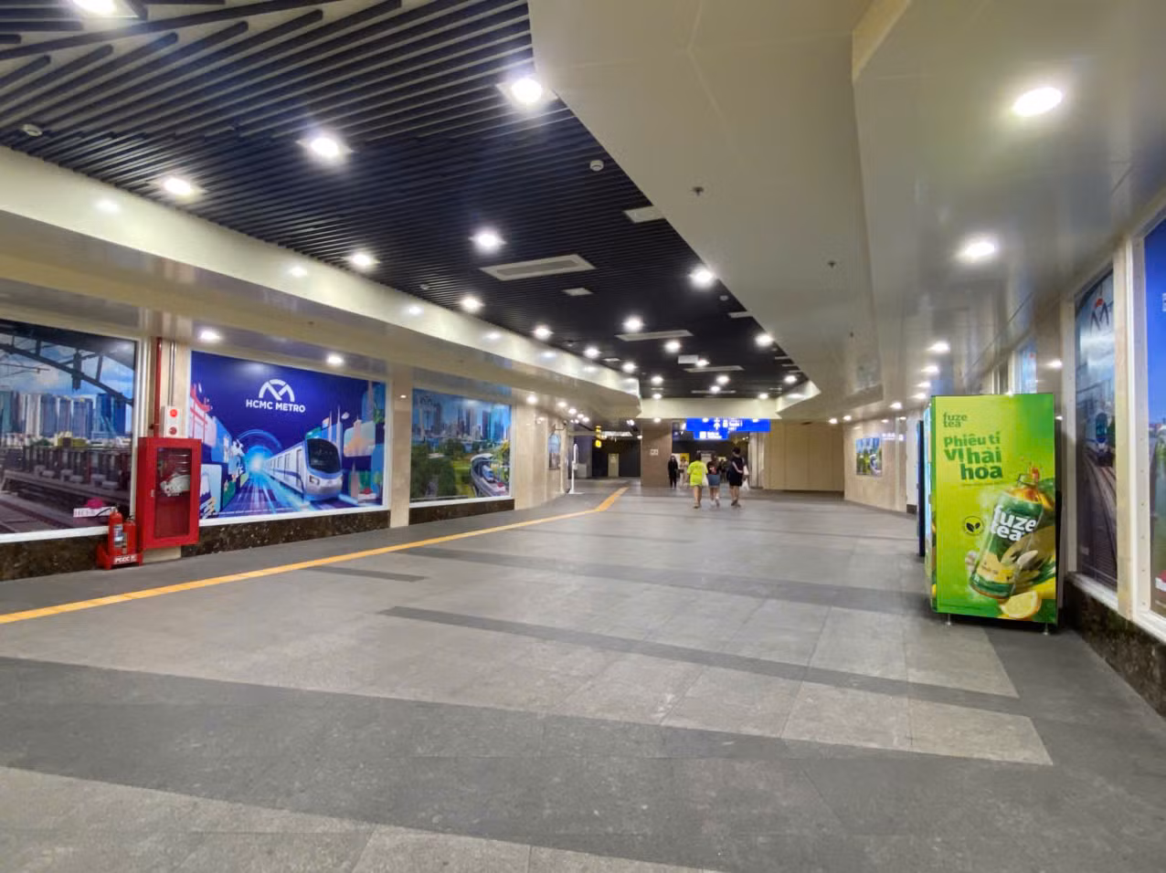 Sau khi bước xuống lối số 4 của ga Nhà hát TPHCM, tuyến metro số 1, du khách tiếp tục di chuyển để vào bên trong ga metro.