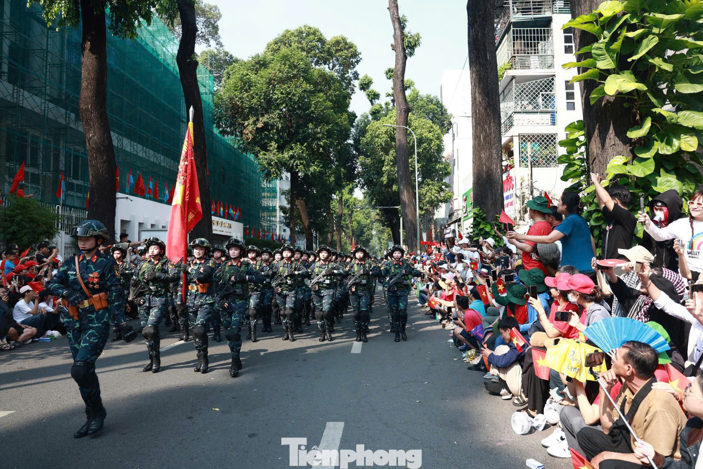 Người dân hai bên đường háo hức xem các khối diễu binh đi qua.
