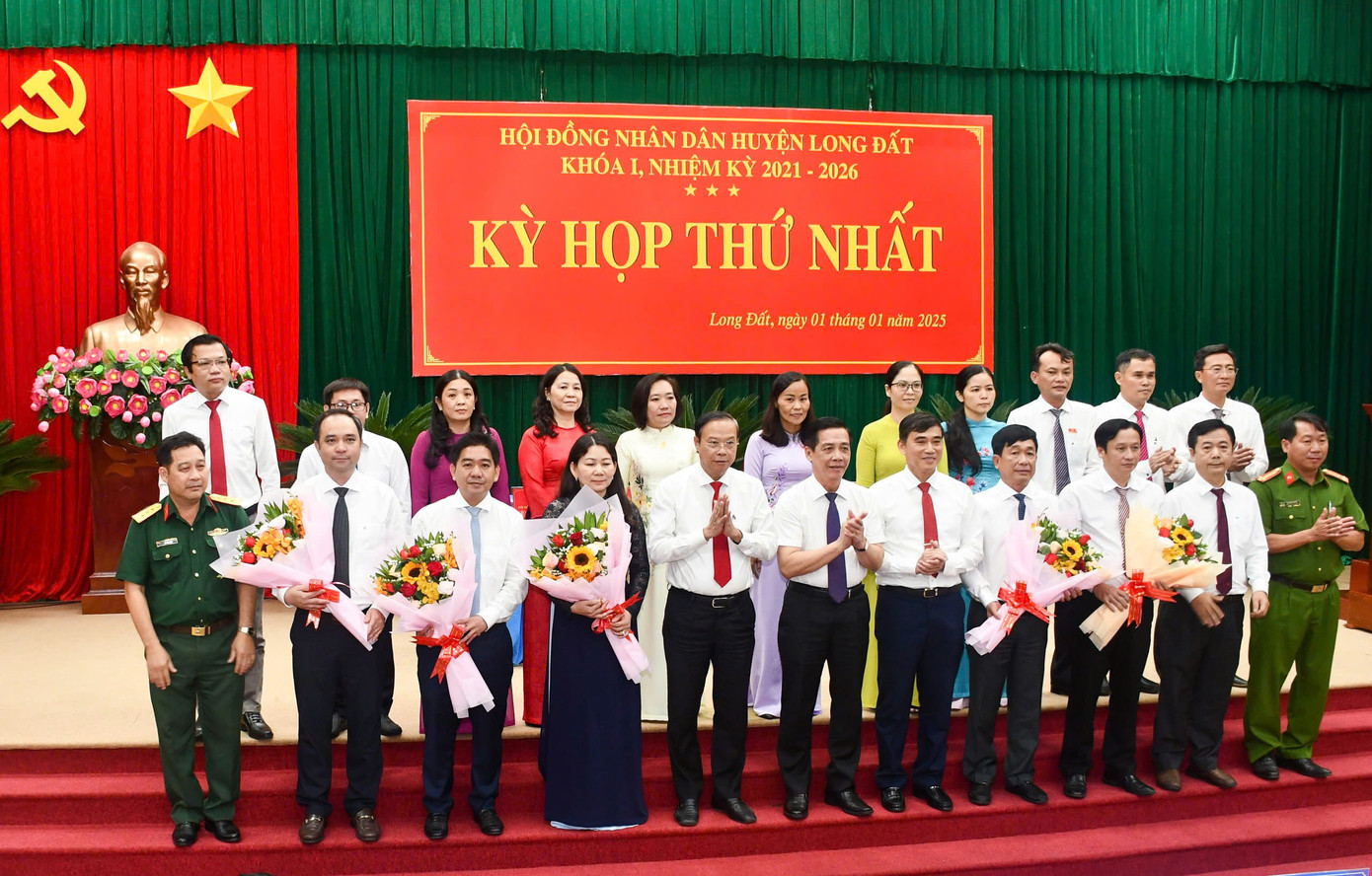 Ông Nguyễn Văn Thọ, Chủ tịch UBND tỉnh Bà Rịa - Vũng Tàu tặng hoa chúc mừng các ông, bà được bầu giữ các chức danh tại kỳ họp. Ông Nguyễn Văn Thọ, Chủ tịch UBND tỉnh Bà Rịa - Vũng Tàu tặng hoa chúc mừng các ông, bà được bầu giữ các chức danh tại kỳ họp.