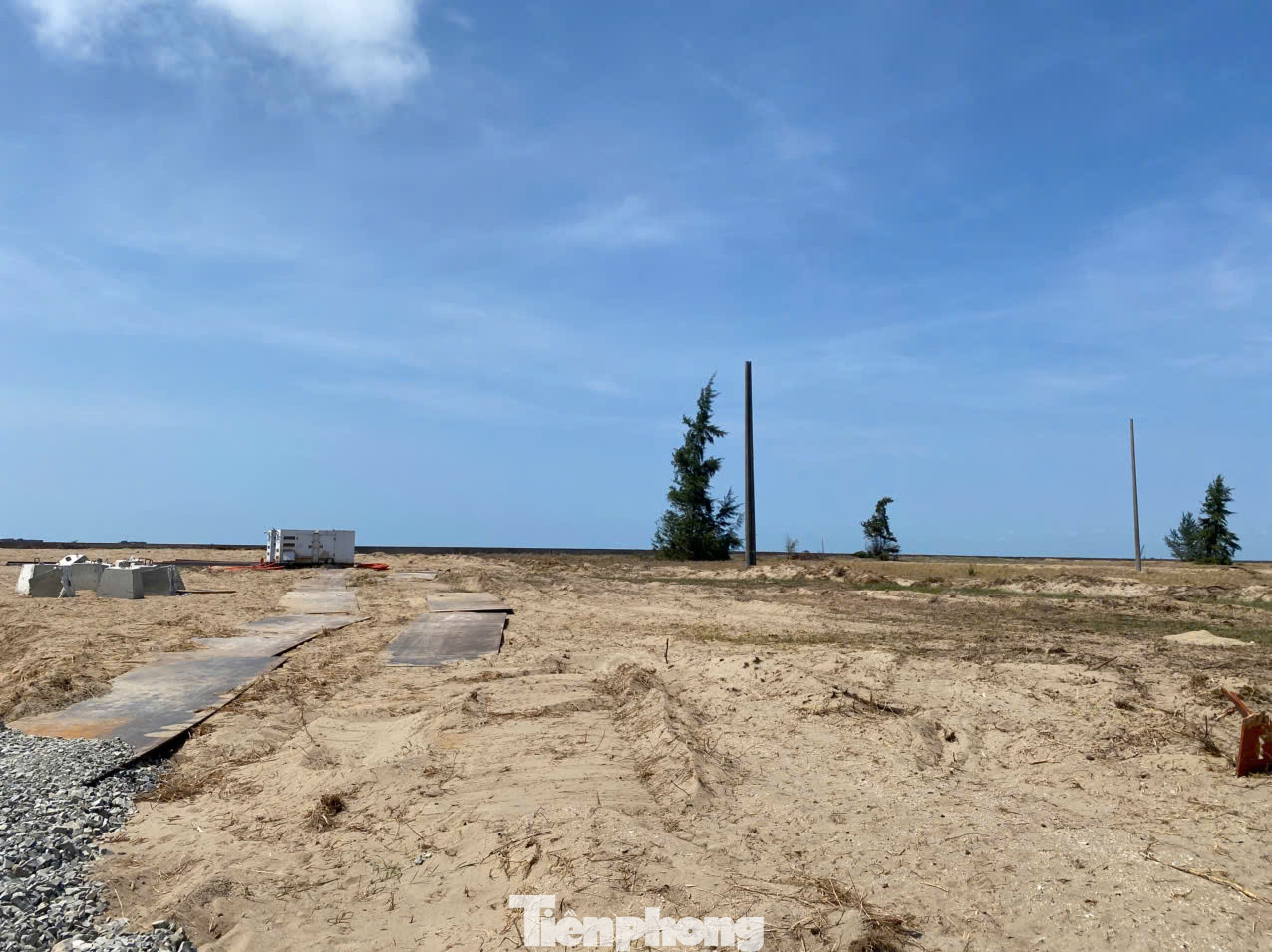 Tiếp theo là biển hồ nhân tạo Paradise Lagoon lớn nhất thế giới (443 ha); cảng tàu quốc tế 5 sao Landmark Harbour có khả năng đón siêu du thuyền sang trọng, chuỗi khách sạn cao cấp; 2 sân golf, mỗi sân 18 lỗ do huyền thoại Tiger Woods (sân West - Sunset) và Robert Trent Jones II (sân East - Sunrise) thiết kế...