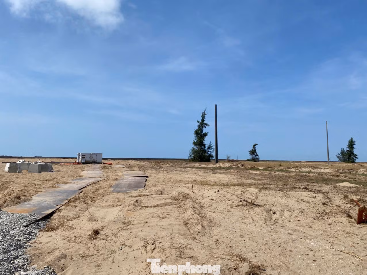 Tiếp theo là biển hồ nhân tạo Paradise Lagoon lớn nhất thế giới (443 ha); cảng tàu quốc tế 5 sao Landmark Harbour có khả năng đón siêu du thuyền sang trọng, chuỗi khách sạn cao cấp; 2 sân golf, mỗi sân 18 lỗ do huyền thoại Tiger Woods (sân West - Sunset) và Robert Trent Jones II (sân East - Sunrise) thiết kế...