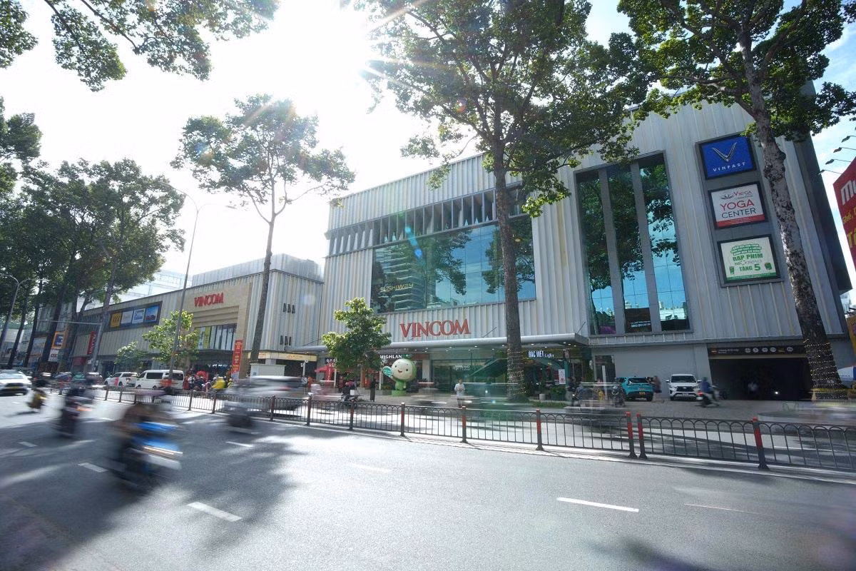 Tổng doanh thu thuần hợp nhất của Vincom Retail năm 2024 đạt 8.939 tỷ đồng. Tổng doanh thu thuần hợp nhất của Vincom Retail năm 2024 đạt 8.939 tỷ đồng.