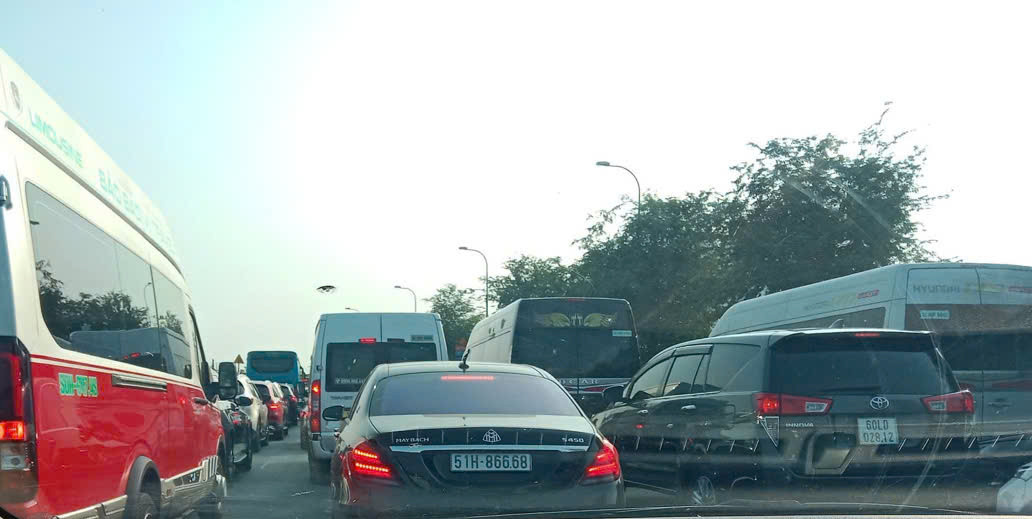 Ô tô rồng rắn xếp hàng nối đuôi nhau hơn 5 km từ nút giao Võ Chí Công đến cầu Long Thành.