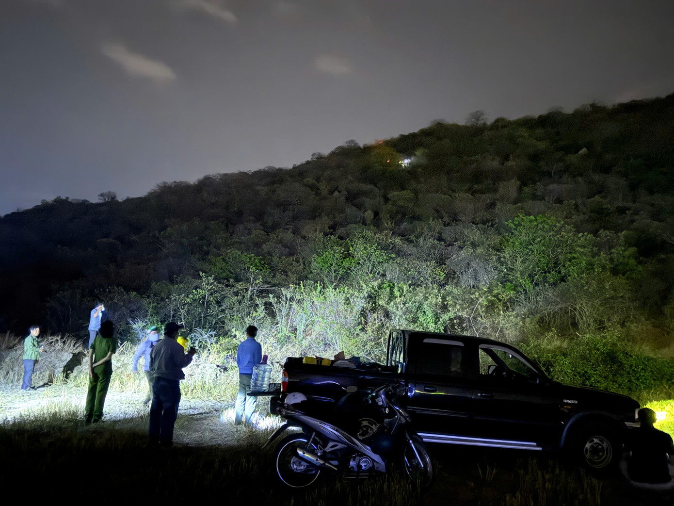 Lực lượng chức năng cảnh giới xung quanh khu vực đám cháy. Lực lượng chức năng cảnh giới xung quanh khu vực đám cháy.