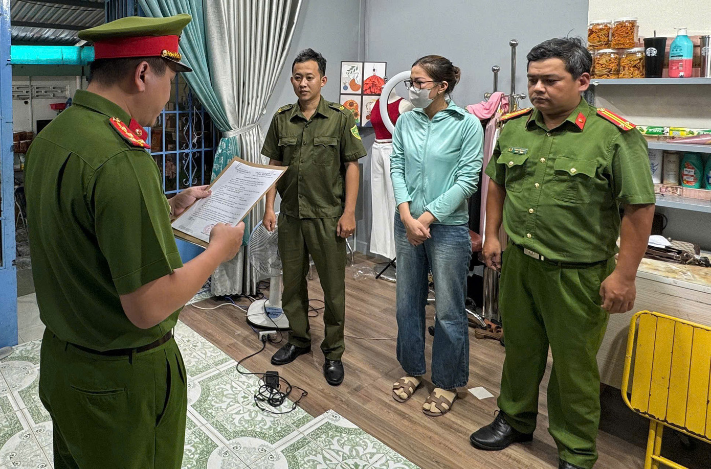 Cơ quan CSĐT Công an tỉnh Bà Rịa - Vũng Tàu tống đạt quyết định khởi tố vụ án, khởi tố bị can đối với L.T.A.T. Cơ quan CSĐT Công an tỉnh Bà Rịa - Vũng Tàu tống đạt quyết định khởi tố vụ án, khởi tố bị can đối với L.T.A.T.