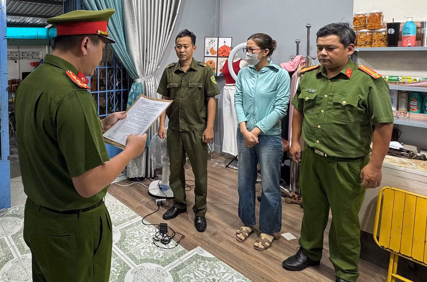 Cơ quan CSĐT Công an tỉnh Bà Rịa - Vũng Tàu tống đạt quyết định khởi tố vụ án, khởi tố bị can đối với L.T.A.T.