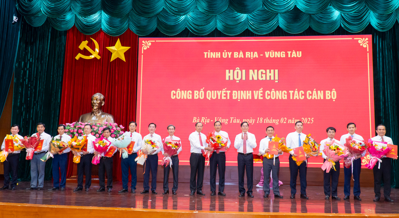 Ông Phạm Viết Thanh, Bí thư Tỉnh ủy Bà Rịa - Vũng Tàu và ông Nguyễn Văn Thọ, Chủ tịch UBND tỉnh trao các quyết định về công tác cán bộ.