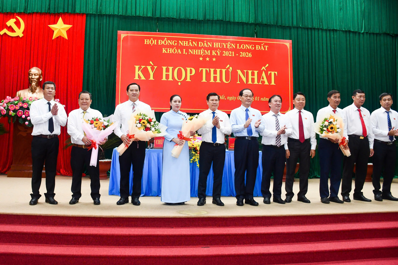 Ông Mai Ngọc Thuận, Phó chủ tịch Thường trực HĐND tỉnh Bà Rịa - Vũng Tàu tặng hoa chúc mừng các ông, bà được bầu giữ các chức danh tại kỳ họp. Ông Mai Ngọc Thuận, Phó chủ tịch Thường trực HĐND tỉnh Bà Rịa - Vũng Tàu tặng hoa chúc mừng các ông, bà được bầu giữ các chức danh tại kỳ họp.