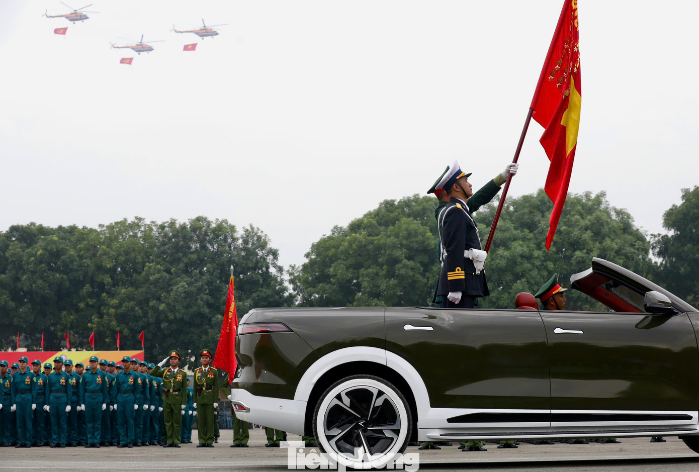 Lực lượng diễu binh, diễu hành với xe quân sự dẫn đầu đoàn.