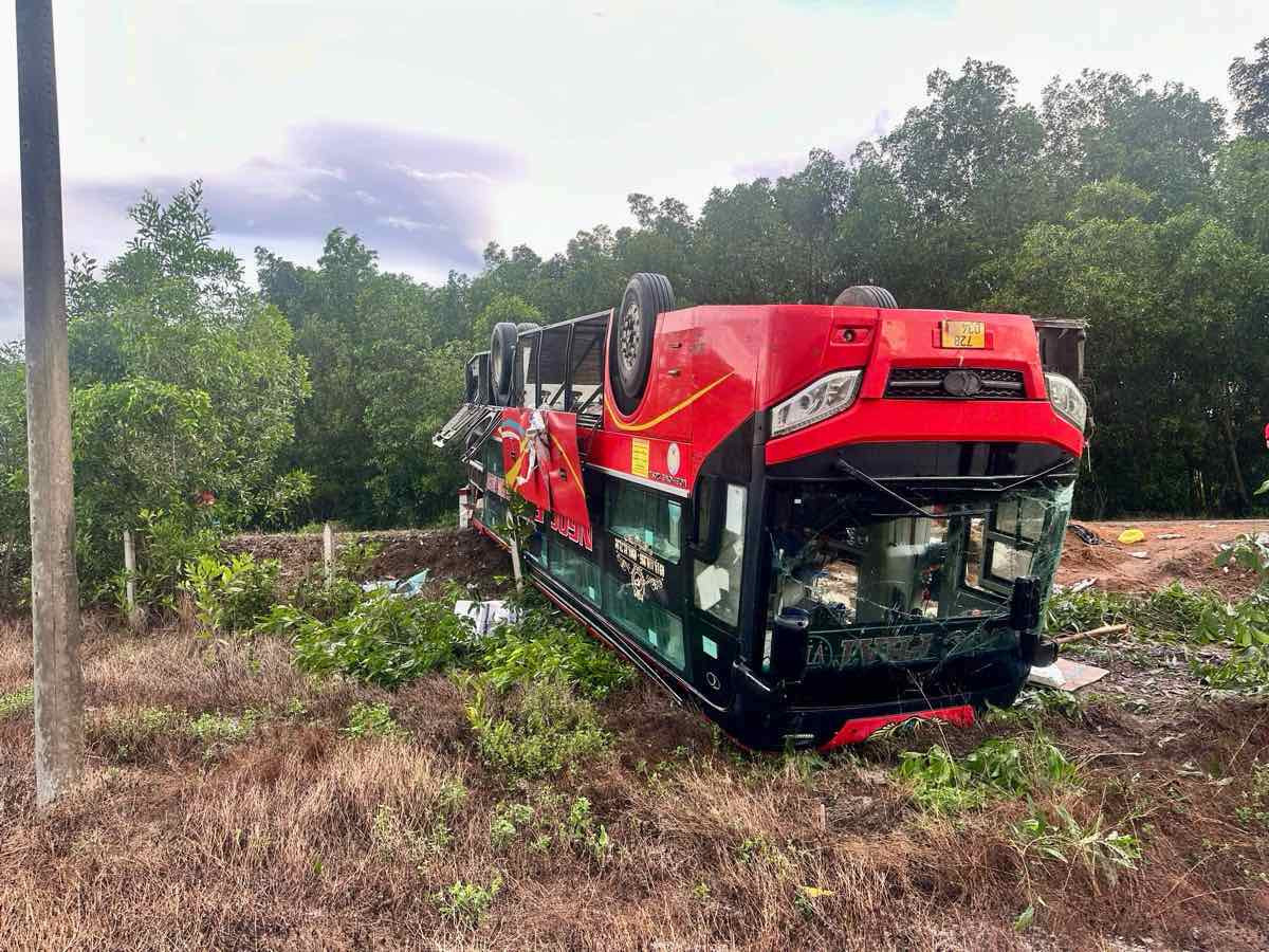 Phần đuôi xe nằm trong lề, phần đuôi xe nằm ở mảnh đất trống ven đường.