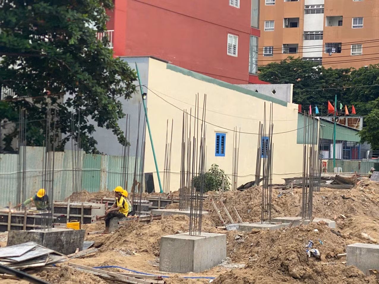 Việc sớm hoàn thành toàn bộ dự án di dời nghĩa trang Bình Hưng Hòa và xây dựng trường học góp phần chỉnh trang đô thị, giải quyết ô nhiễm môi trường và tình hình an ninh trật tự của địa bàn, đồng thời góp phần hoàn chỉnh chỉ tiêu đến năm 2025 thành phố xây dựng mới 700 - 1000 phòng học trên địa bàn.