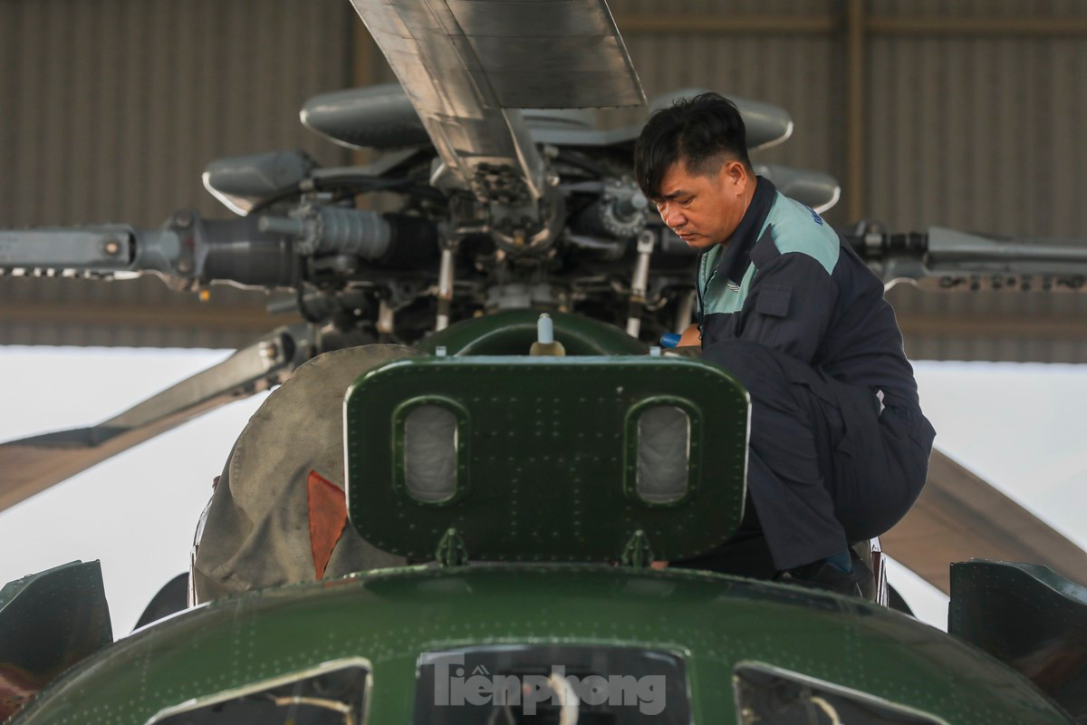 Nhiệm vụ của nhân viên kỹ thuật là kiểm tra kỹ lưỡng các thiết bị bay đảm bảo thiết bị vận hành tốt và bàn giao thiết bị cho phi công. Mọi hệ thống phải được kiểm tra kỹ lưỡng, đảm bảo các thiết bị bay luôn trong trạng thái sẵn sàng cất cánh.