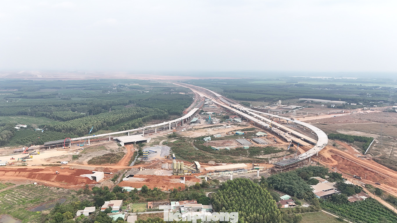 Dự án đường T1, T2 là công trình giao thông kết nối sân bay Long Thành với quốc lộ 51 và cao tốc TPHCM - Long Thành - Dầu Giây.