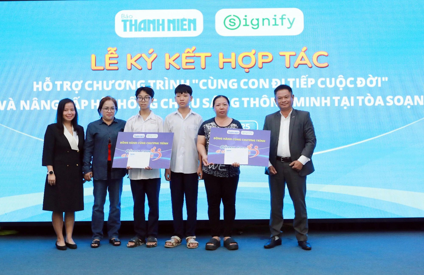 Bà Nguyễn Thái Liên Hương, Giám đốc tài chính và ông Võ Đăng Thuận, Giám đốc kinh doanh Signify Việt Nam trao biểu trưng và tiền bảo trợ 2 tháng đầu tiên cho gia đình em Nguyễn Phương Long và em Lê Phúc Trường Giang. Ảnh: N.D. Bà Nguyễn Thái Liên Hương, Giám đốc tài chính và ông Võ Đăng Thuận, Giám đốc kinh doanh Signify Việt Nam trao biểu trưng và tiền bảo trợ 2 tháng đầu tiên cho gia đình em Nguyễn Phương Long và em Lê Phúc Trường Giang. Ảnh: N.D.