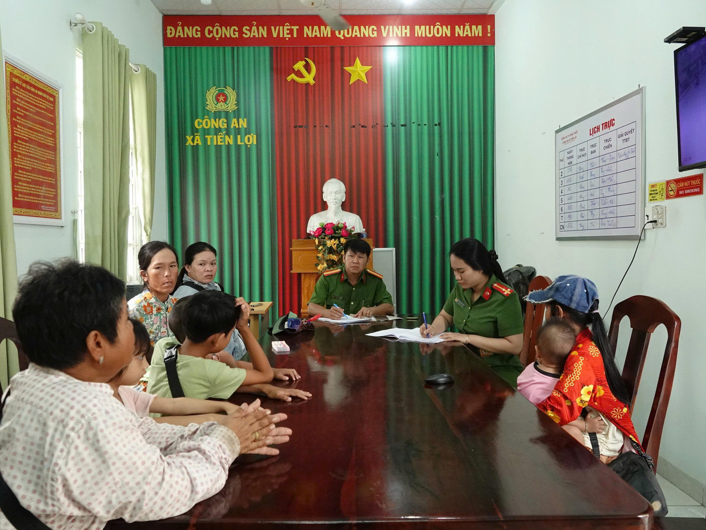 Các nạn nhân trình báo tại Công an xã Tiến Lợi. Các nạn nhân trình báo tại Công an xã Tiến Lợi.