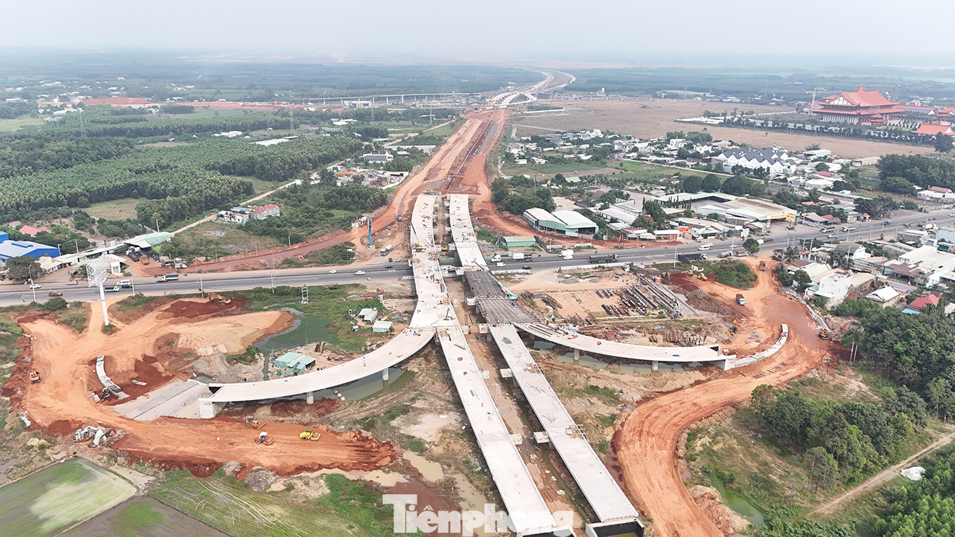 Gói thầu đã huy động 750 nhân sự, gần 200 thiết bị, tổ chức 20 mũi thi công trên cả 2 tuyến T1 và T2.