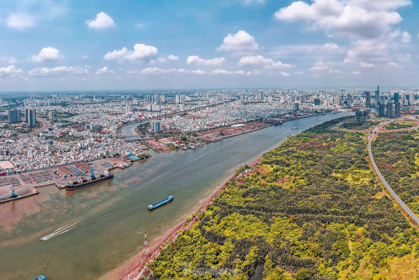 Trung tâm tài chính quốc tế TPHCM dự kiến bố trí tại khu đô thị mới Thủ Thiêm (diện tích khoảng 100 - 200 ha) và phần trung tâm quận 1 ven sông Sài Gòn. Trung tâm tài chính quốc tế TPHCM dự kiến bố trí tại khu đô thị mới Thủ Thiêm (diện tích khoảng 100 - 200 ha) và phần trung tâm quận 1 ven sông Sài Gòn.