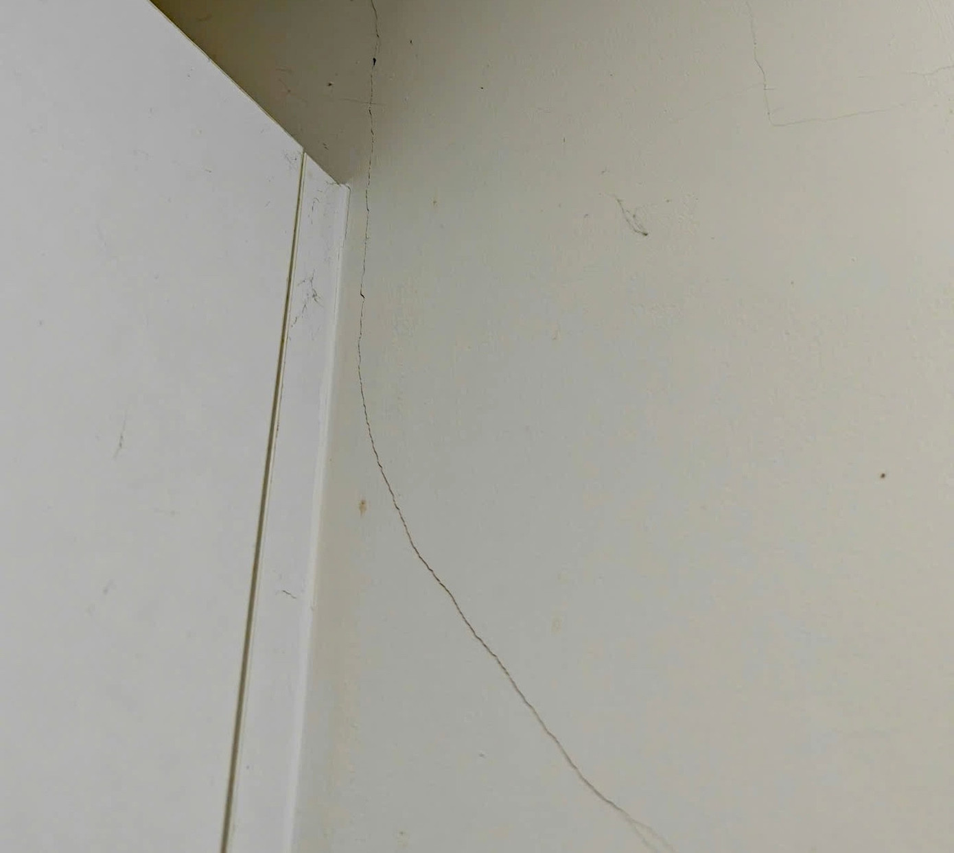 Tường bị nứt kéo dài. Tường bị nứt kéo dài.