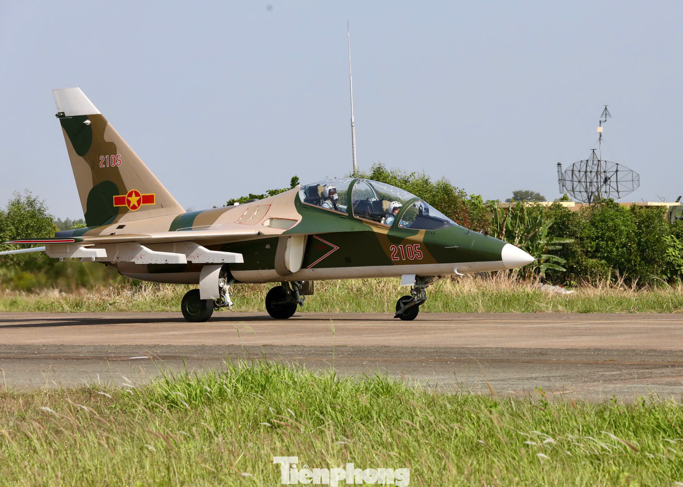 Một chiếc Yak-130 lăn bánh trên đường băng.