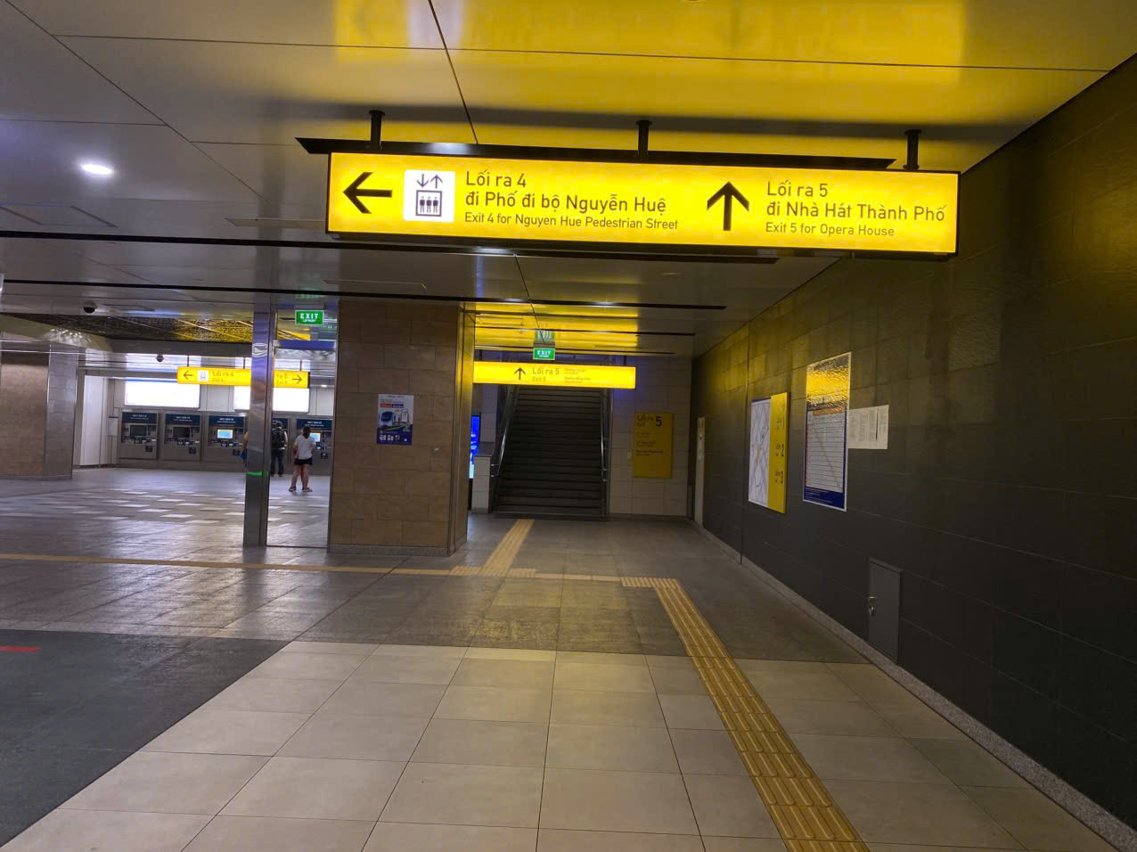 Từ đây, hành khách cũng có thể di chuyển ra phố đi bộ Nguyễn Huệ hoặc Nhà hát TPHCM.