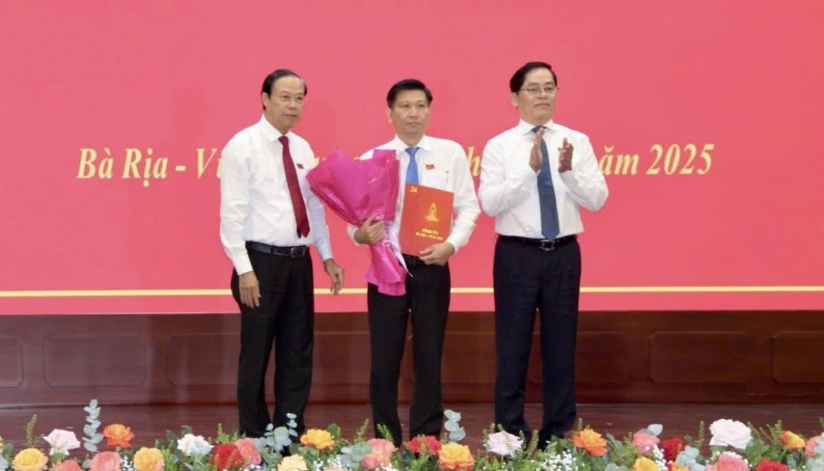 Ông Trần Văn Tuấn, Bí thư Thành ủy Bà Rịa nhận quyết định, hoa chúc mừng Bí thư Tỉnh ủy và Chủ tịch UBND tỉnh Bà Rịa - Vũng Tàu. Ông Trần Văn Tuấn, Bí thư Thành ủy Bà Rịa nhận quyết định, hoa chúc mừng Bí thư Tỉnh ủy và Chủ tịch UBND tỉnh Bà Rịa - Vũng Tàu.