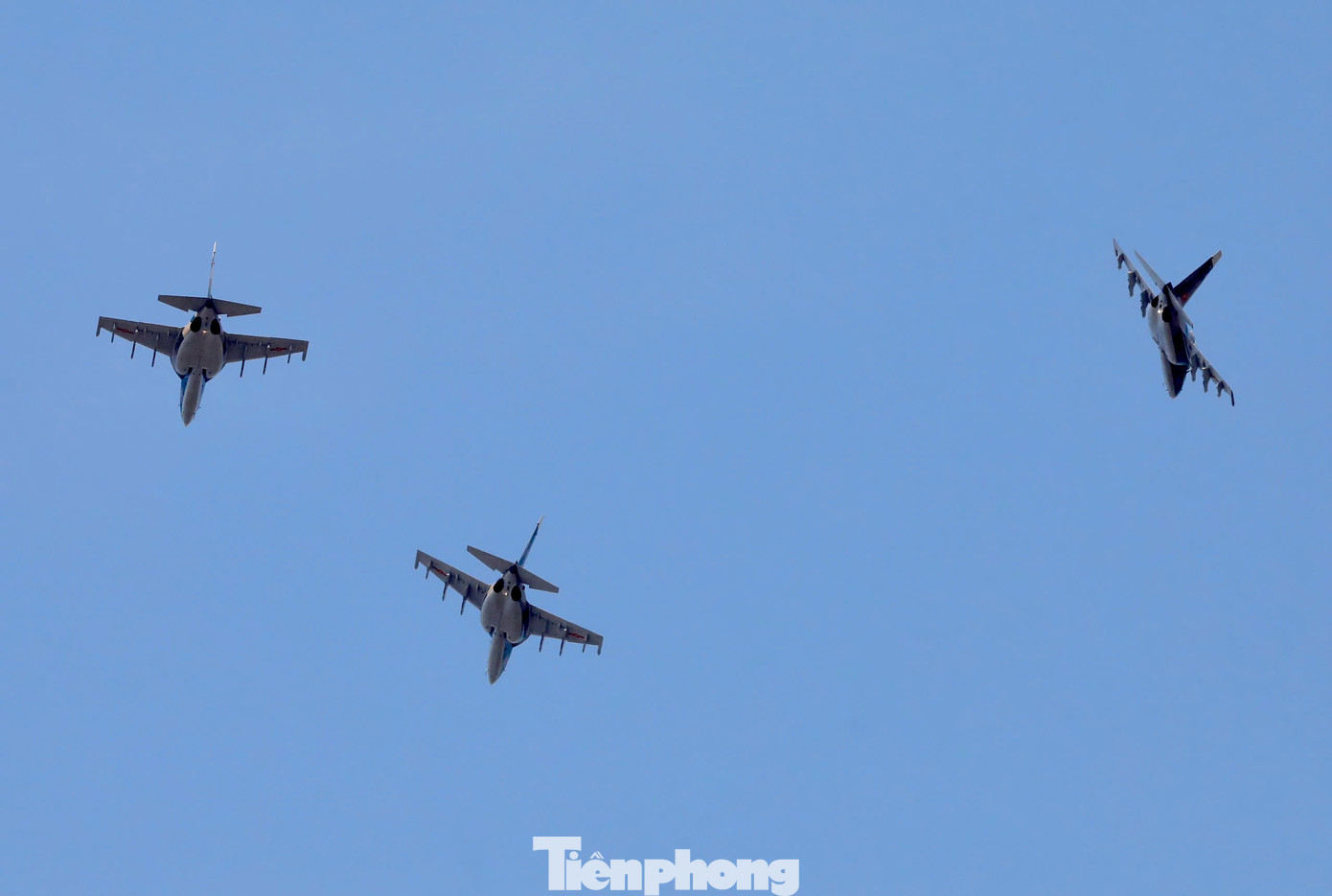 Yak-130 thực hiện động tác tách đội hình.