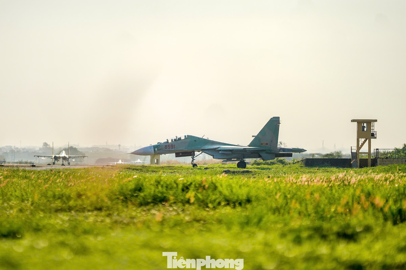 Su-30MK2 lăn ra đường băng.